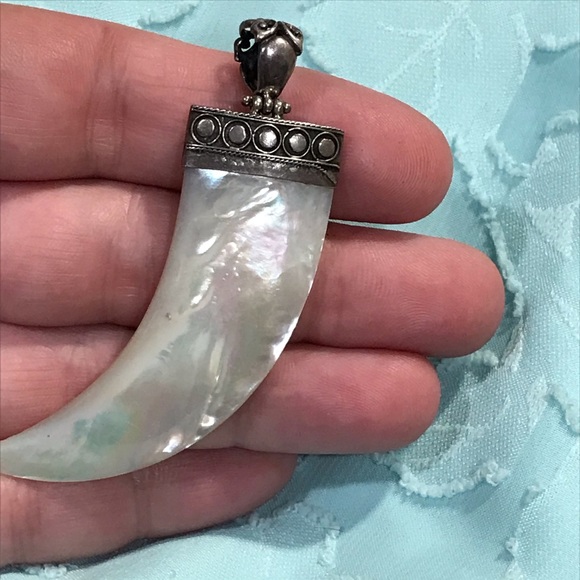 Mother of pearl tooth shaped pendant - Picture 5 of 6